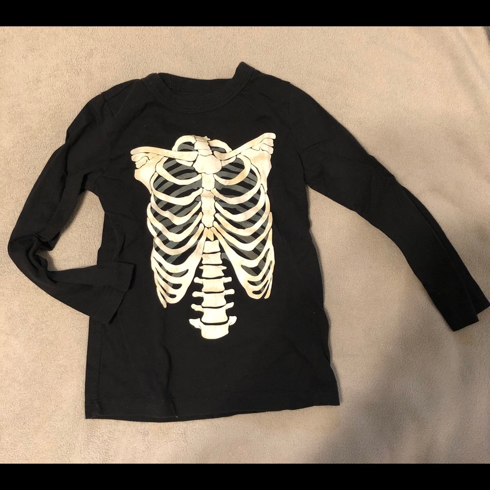 💫3/$10.00 Glow in the dark Halloween shirt